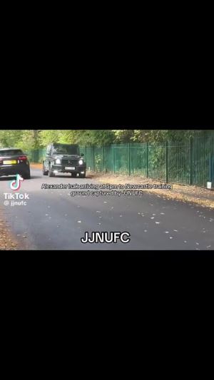 人人喊打😨一群纽卡小球迷追着伊萨克车骂“老鼠，滚出这里！”